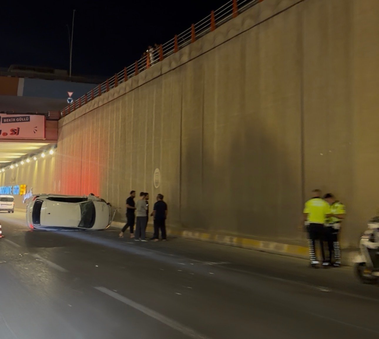 Şanlıurfa'da Alt Geçitte Araç: Şanlıurfa Karaköprü ilçesi Akpiyar Mahallesi'ndeki alt
