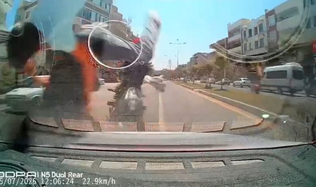 Motosikletin bir otomobile çarpmasıyla meydana gelen trafik kazası güvenlik kameralarınca