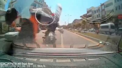 Motosikletin bir otomobile çarpmasıyla meydana gelen trafik kazası güvenlik kameralarınca