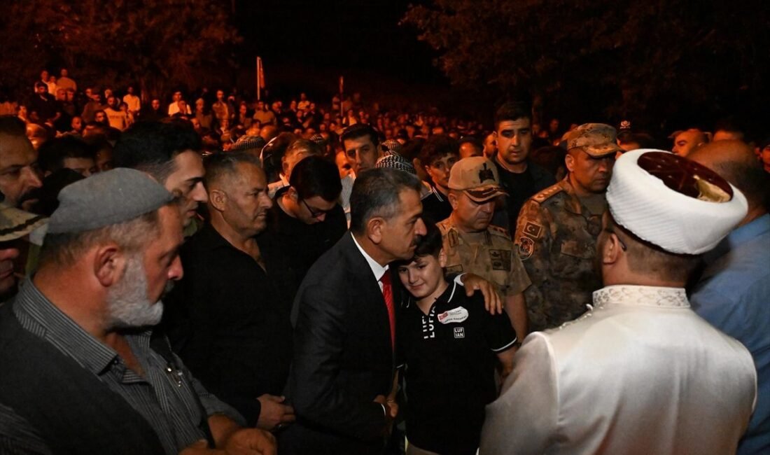 Şanlıurfa’da Futbol Oynarken Hayatını Kaybeden Jandarma Uzman Çavuş, Şırnak’ta Son Yolculuğuna Uğurlandı Şanlıurfa'da halı saha maçı sırasında geçirdiği kalp krizi sonucu hayatını