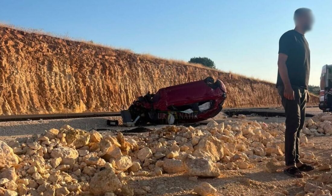Şanlıurfa-Suruç karayolunda seyir halindeki bir otomobil yoldan çıkarak şarampole devrildi.