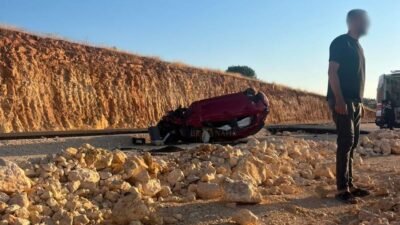 Şanlıurfa-Suruç karayolunda seyir halindeki bir otomobil yoldan çıkarak şarampole devrildi.