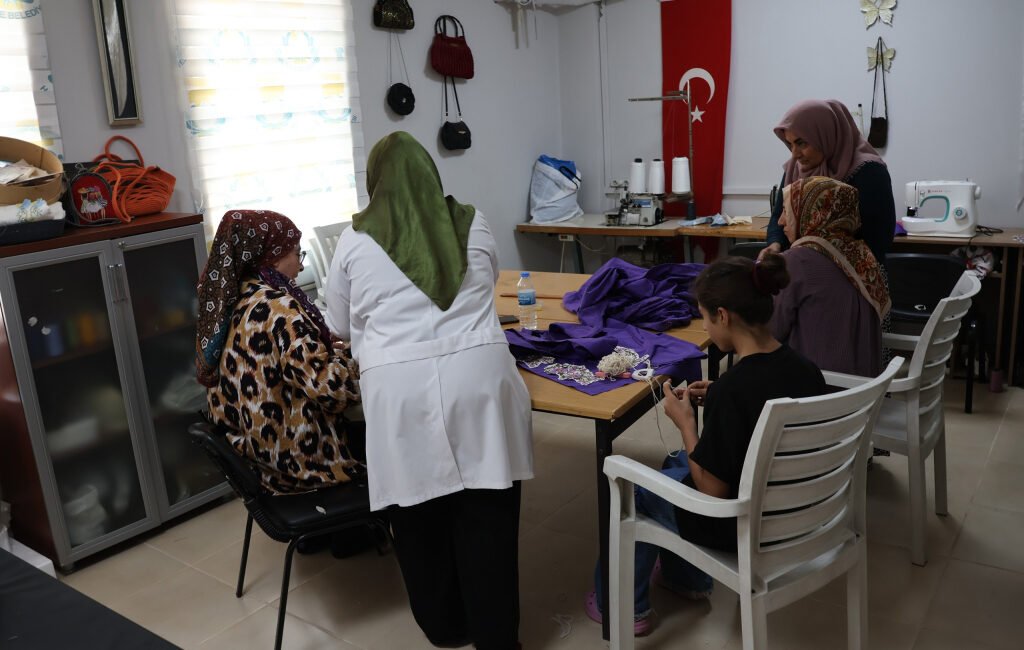 Haliliye Belediyesi, Millet Evlerinde düzenlediği el sanatları ve okuma-yazma kurslarıyla