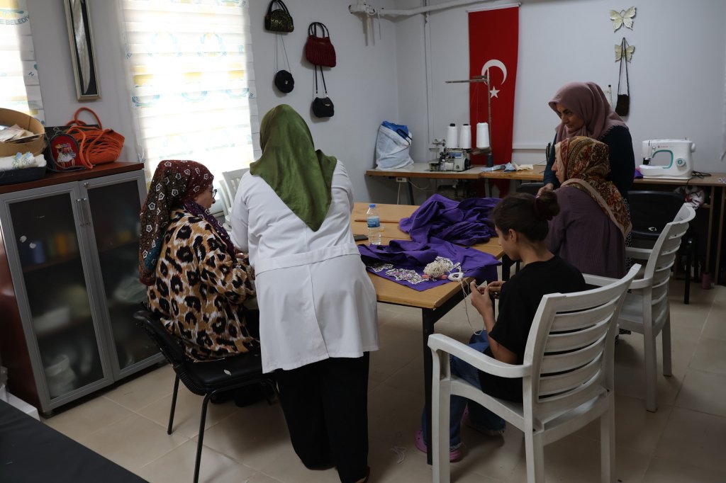Haliliye Belediyesi, Millet Evlerinde düzenlediği el sanatları ve okuma-yazma kurslarıyla