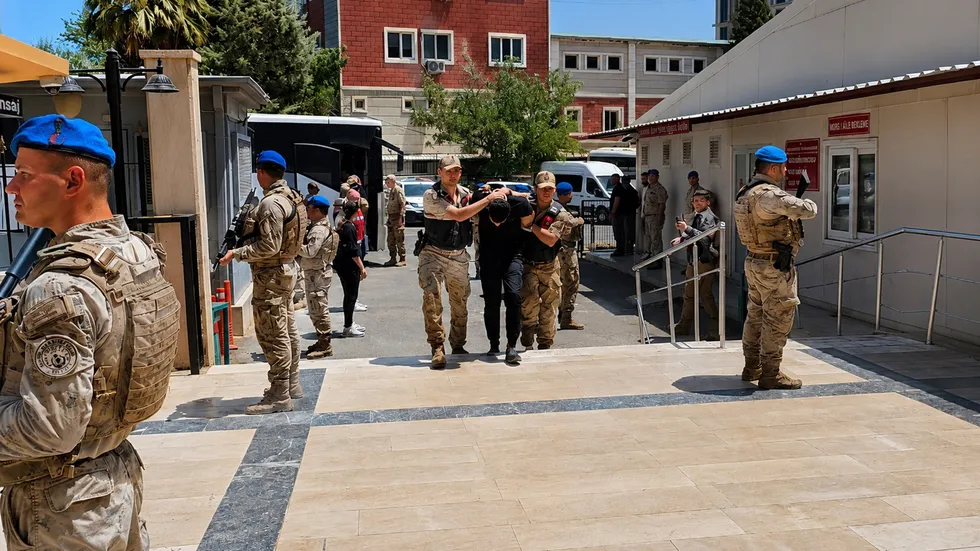 Şanlıurfa'da Film Gibi Altın Soygunu: Sahte Jandarmalar Yakalandı, 8 Şüpheli Tutuklandı.
