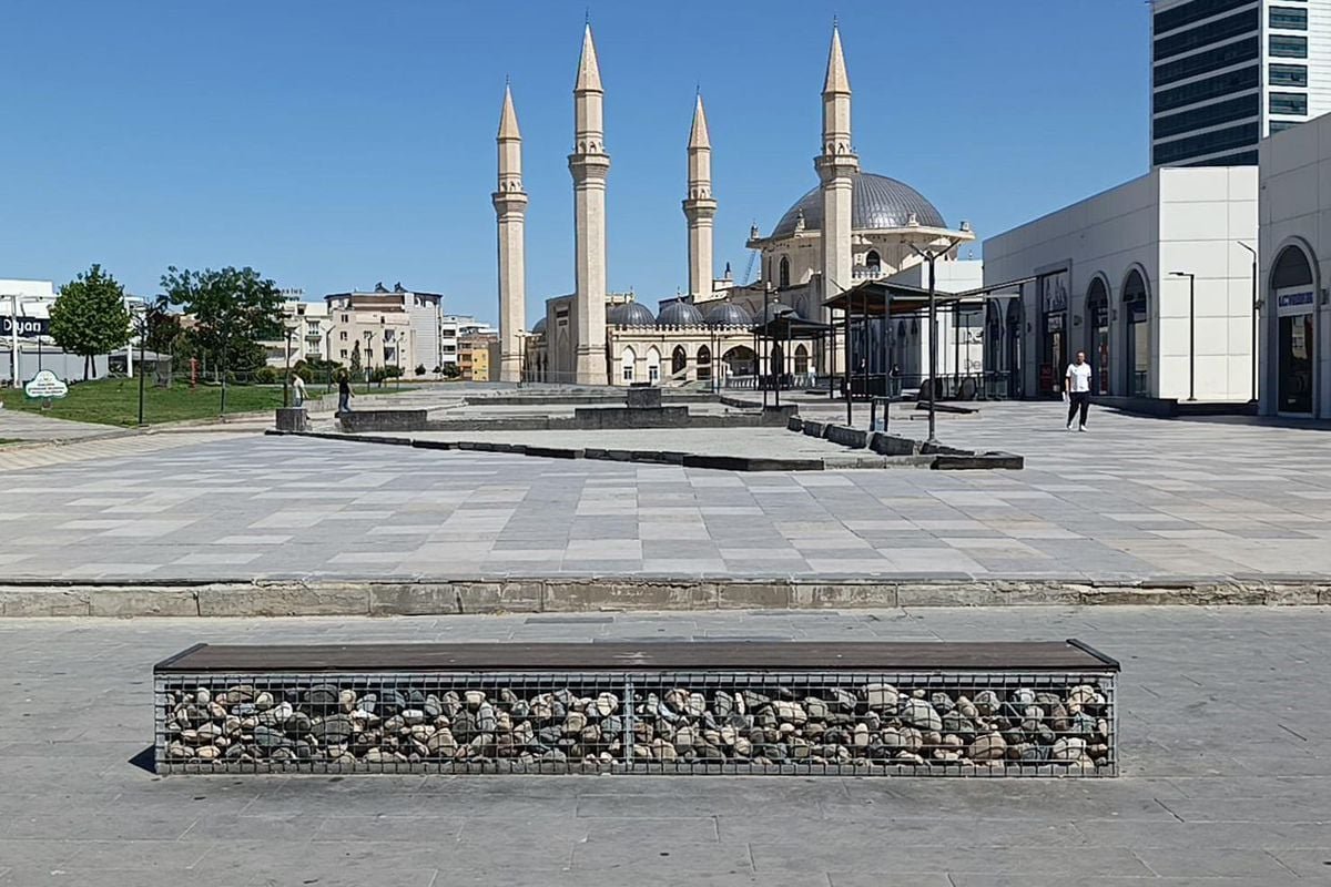 Türkiye'nin en sıcak kentlerinden Şanlıurfa'da hava sıcaklığı 48 dereceye ulaşarak