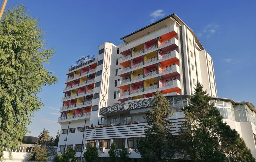 Şanlıurfa Öğretmenevi Üç Yıldır Yeniden Yapılmayı Bekliyor! Kahramanmaraş merkezli depremlerde yıkılan Şanlıurfa Öğretmenevi'nin yeri boş kaldı. Şehirdeki