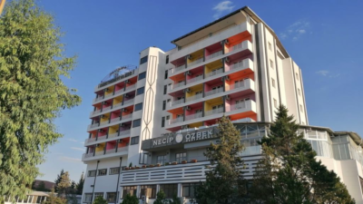 Kahramanmaraş merkezli depremlerde yıkılan Şanlıurfa Öğretmenevi'nin yeri boş kaldı. Şehirdeki