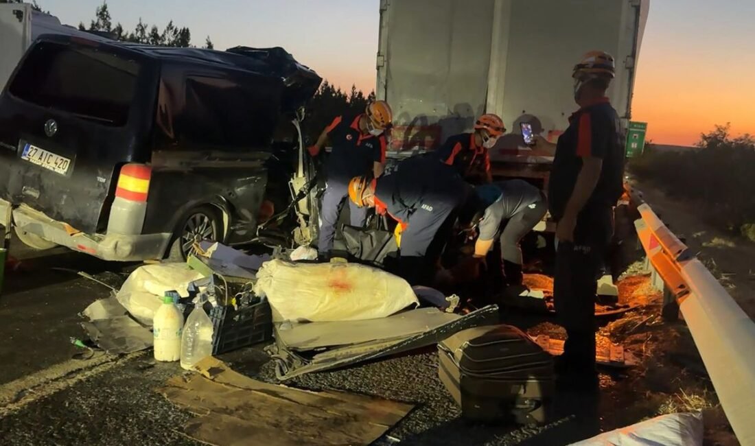 Suruç-Birecik yolunda lastiği patlayan minibüs TIR’a çarptı. Kazada hayatını kaybeden Bedir ve Mihriban Aşan dışında yaralanan iki