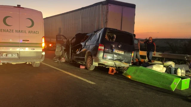 Suruç-Birecik yolunda lastiği patlayan minibüs TIR'a çarptı.