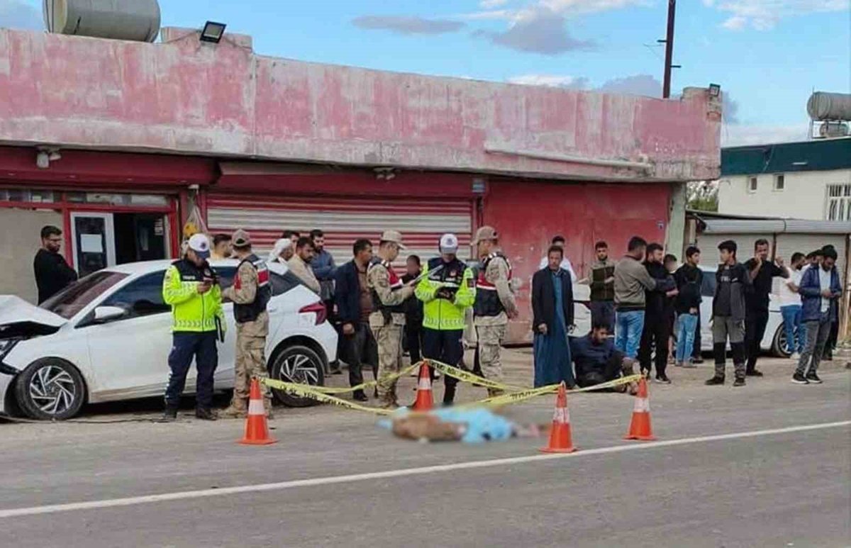 Akçakale'de otomobilin çarptığı 9 yaşındaki çocuk hayatını kaybetti.
