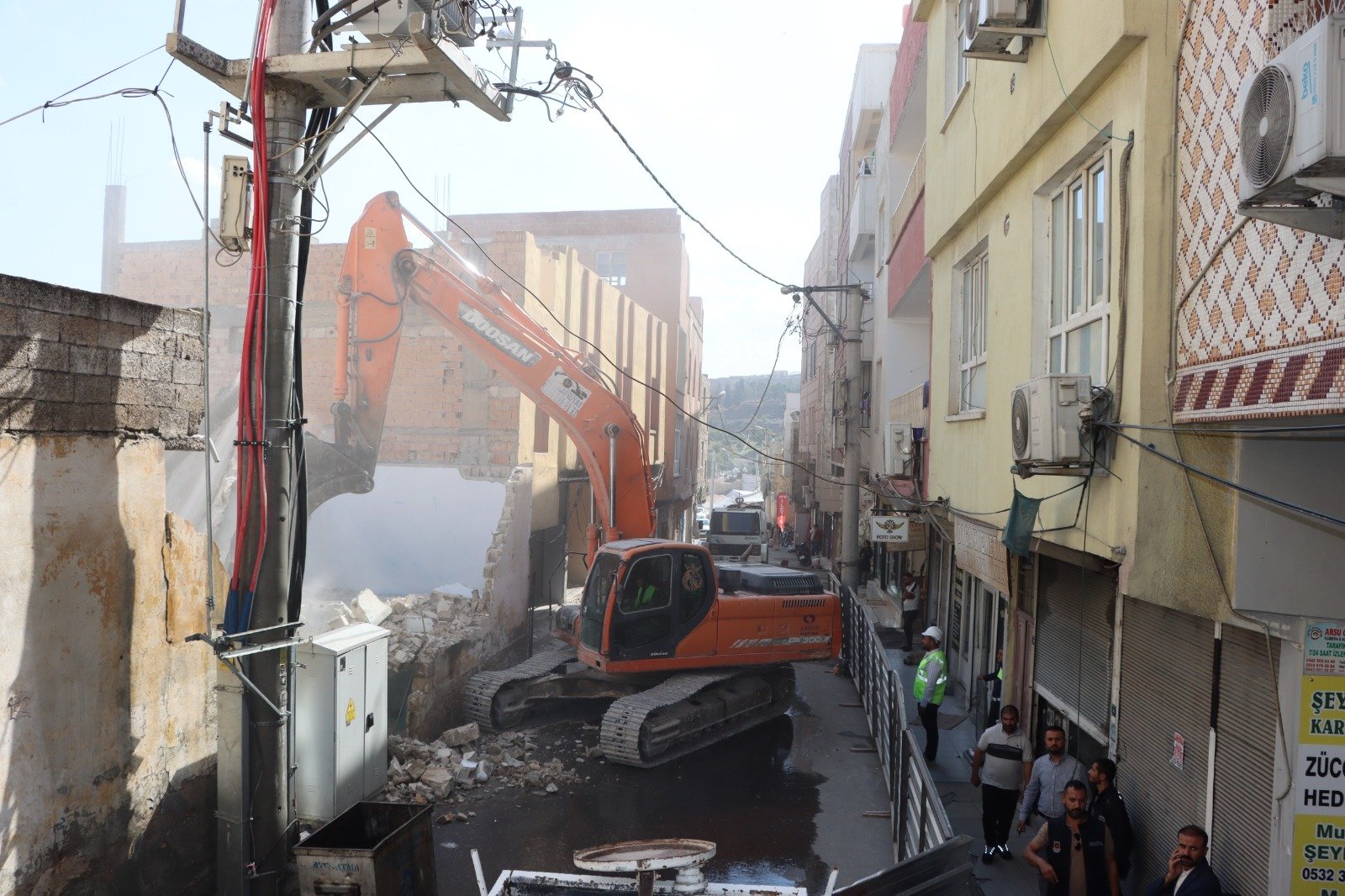 Haleplibahçe'de otopark projesi için yapılarda yıkım sürüyor.