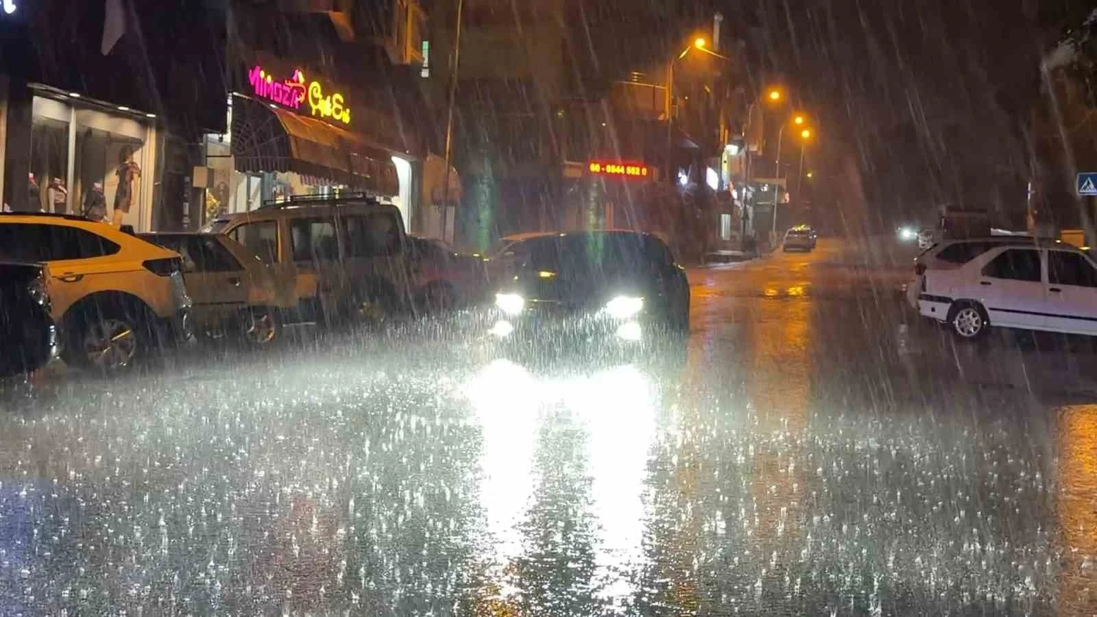 Siverek'te gece başlayan şiddetli sağanak yağış su baskınlarına yol açtı.