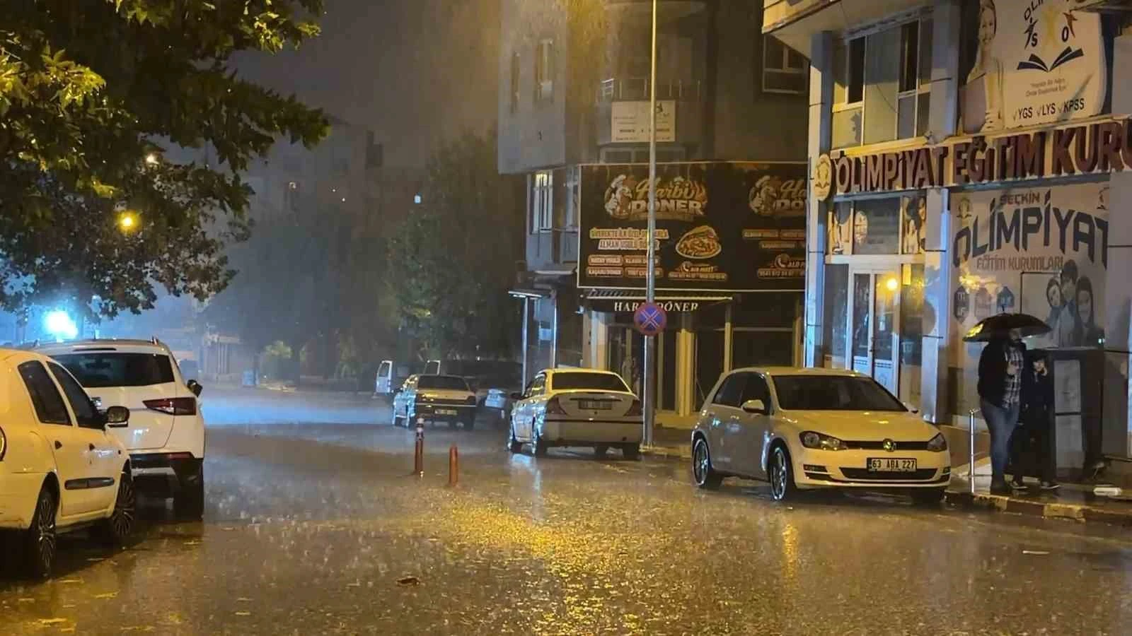 Siverek'te gece başlayan şiddetli sağanak yağış su baskınlarına yol açtı.