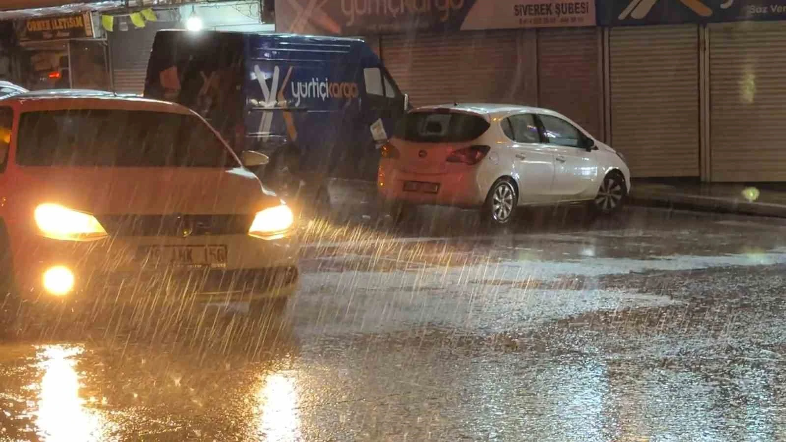 Siverek'te gece başlayan şiddetli sağanak yağış su baskınlarına yol açtı.