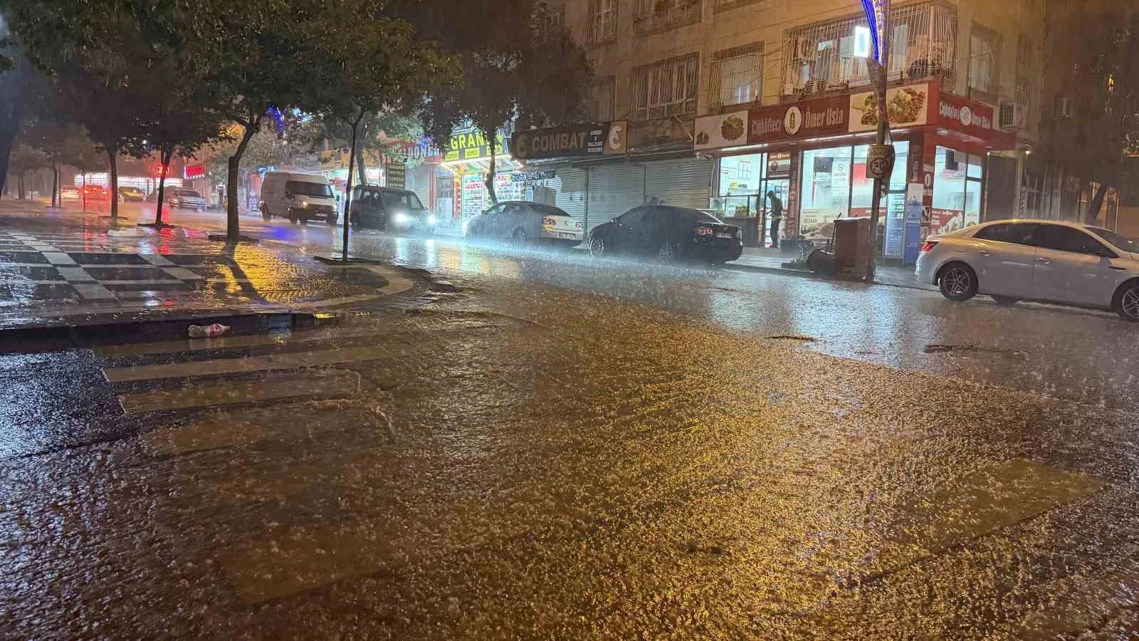 Siverek'te gece başlayan şiddetli sağanak yağış su baskınlarına yol açtı.